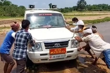 लोहरदगा के किसको प्रखंड के कार की बाइक को नदी से बाहर निकलेंगे।