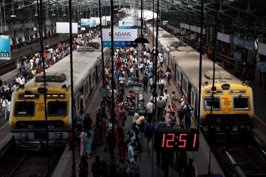 कोरोना के कारण लोकल ट्रेनों की सर्विस पर पाबंदी लगा दी गई थी.