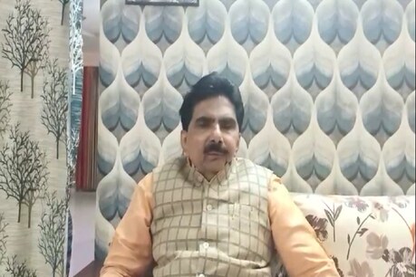 बांका बम ब्लास्ट मामले में जेडीयू नेता मोनाजिर हसन ने अप्रत्यक्ष रूप से भाजपा नेताओं पर निशाना साधा.