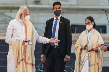 बंगाल में एक कार्यक्रम के दौरान प्रधानमंत्री नरेंद्र मोदी और राज्य की मुख्यमंत्री ममता बनर्जी. (पीटीआई फाइल फोटो)