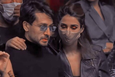 टाइगर कार के पीछे बैठे थे, जबकि दिशा पटानी आगे बैठी हुई थीं. (Photo: @tigeriankaartik/Instagram)