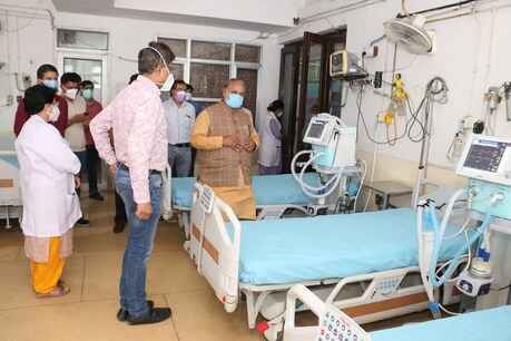 नॉर्थ दिल्ली नगर निगम ने अपने अधीनस्थ हिंदू राव अस्पताल में 10 वेंटिलेटर बेड का नया वार्ड बनाया है.