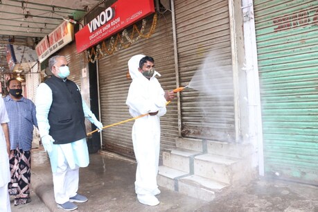 नॉर्थ एमसीडी (North MCD) ने अपने अंतर्गत आने वाले एशिया के सबसे बड़े बाजार सदर बाजार में सैनिटाइजेशन अभियान शुरू किया है.