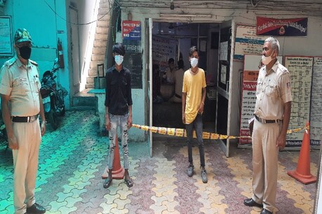 नॉर्थ वेस्ट जिला की अलग-अलग थाना पुलिस ने इलाके के चार कुख्यात बदमाशों को गिरफ्तार किया है.