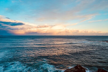 विश्व महासागर दिवस (World Ocean Day) पर लोगों को महासागरों के महत्व के प्रति जागरुक किया जा रहा है. (प्रतीकात्मक तस्वीर: shutterstock)