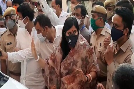 उधर आयुक्त के साथ हुए दुर्व्यवहार का हवाला देते हुए सफाईकर्मियों ने शनिवार को हड़ताल की.