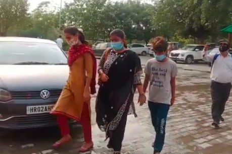 पानीपत में एक घटना चर्चा में है, वहां पर 11वीं के छात्र के साथ उसकी टीचर फरार हो गई, पुलिस ने उसे अरेस्ट कर लिया है.