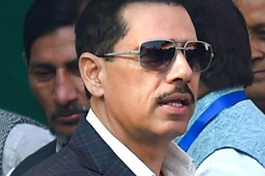 ईडी का कहना है कि राबर्ट वाड्रा पूछताछ में सहयोग नहीं कर रहे हैं. ऐसे में उन्हें गिरफ्तार कर पूछताछ किए जाने की आवश्यकता है. 