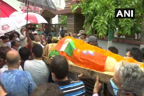 दक्षिण कश्मीर के पुलवामा जिले में आतंकवादी हमले में मारे गए भाजपा पार्षद राकेश पंडिता के पार्थिव शव को अंतिम-संस्कार के लिए ले जाते उनके परिजन. (ANI Twitter/3 June 2021)