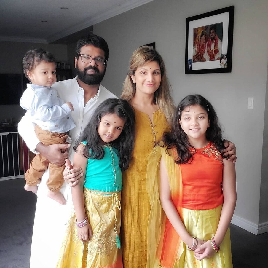  रंभा शादी के बाद पति के साथ कनाडा चली गई थीं. आज इस कपल के तीन बच्चे हैं, जिनमें दो बेटियां और एक बेटा है. (फोटो साभारः Instagram/rambhaindran_)