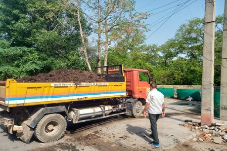 टैगोर गार्डन Compost Site से गीले कूड़े से बनाई गई 10,000 किलो जैविक खाद को उद्यान विभाग को दिया गया.
