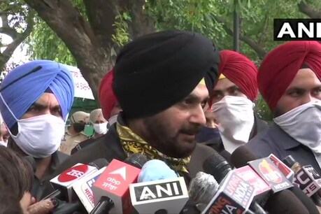 पूर्व क्रिकेटर नवजोत सिंह सिद्धू के साथ इस दौरान कांग्रेस के कुछ विधायक भी मौजूद थे. (फोटो: ANI/Twitter)