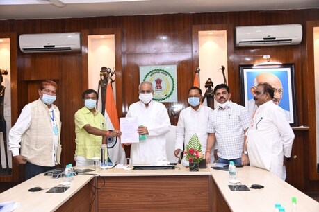 कमेटी के अध्यक्ष और बस्तर के सांसद दीपक बैज ने मंगलवार को मुख्यमंत्री भूपेश बघेल को सिलेगर कांड की जांच रिपोर्ट सौंपी