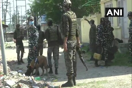 श्रीनगर के चनापोरा पुलिस पोस्ट के पास तैनात पुलिस और सुरक्षाबलों के जवान. (ANI Twitter/5 June, 2021)