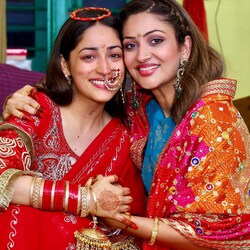  हल्दी सेरेमनी के लिए सुरीली ने नीले रंग की ड्रेस के साथ बड़े झुमके और फैंसी हेयरस्टाइल कैरी किया था. (फोटो साभारः Instagram/s_u_r_i_l_i_e)