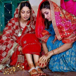  जहां यामी ने विक्की डोनर (2012), काबिल (2017), उरी: द सर्जिकल स्ट्राइक (2019) और बाला (2019) में एक्टिंग से बॉलीवुड में अपनी खास पहचान बनाई है, वहीं सुरीली ने पंजाबी फिल्म इंडस्ट्री को चुना है. वे 2012 की फिल्म 'पावर कट' में नजर आई हैं. जल्द ही उनकी दूसरी फिल्म 'पोस्टी' रिलीज होने वाली है. (फोटो साभारः Instagram/s_u_r_i_l_i_e)