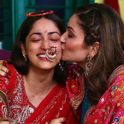  सुरीली गौतम 17 साल की उम्र में बहन यामी गौतम के साथ मुंबई आ गई थीं. वे टीवी शो 'मीत मिला दे रब्बा' का हिस्सा रही हैं. इसके तुरंत बाद, यामी ने साउथ की फिल्में साइन करना शुरू कर दिया था और सुरीली कॉलेज में भाग लेने के लिए चंडीगढ़ लौट आई थीं. सुरीली ने अब तक सिर्फ एक टेलीविजन सीरीज की है. (फोटो साभारः Instagram/s_u_r_i_l_i_e)