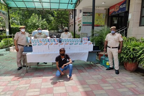 मालवीय नगर थाने ने चोरी के आरोप में मोबाइल रिटेल शॉप में काम करने वाले सेल्समैन को गिरफ्तार किया है.