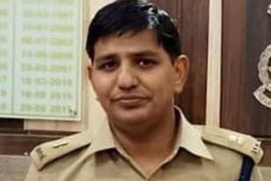 यूपी के फरार आईपीएस मणिलाल पाटीदार की गिरफ्तारी के लिए यूपी पुलिस ने विधिक कार्रवाई शुरू कर दी है.  (File Photo: मणिलाल पाटीदार)
