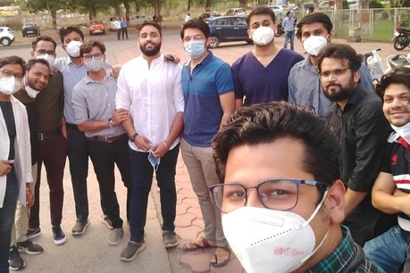 जबलपुर में नेता जी सुभाष चंद्र मेडिकल कॉलेज के 400 जूनियर डॉक्टरों ने दिये सामूहिक इस्तीफे.