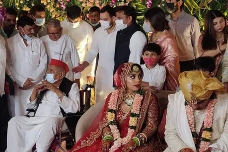 इटावा: मुलायम की पौत्री दीपाली यादव ने लिए सात फेरे, शादी के मंच पर एक साथ  नजर आए शिवपाल और अखिलेश shivpal yadav and akhilesh yadav share Deepali  wedding stage in etawah