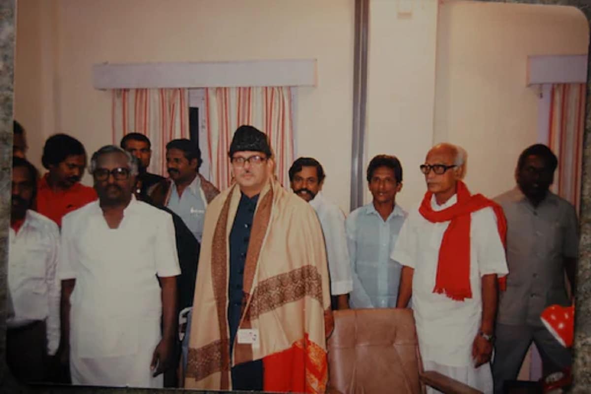 1989 में विपरीत विचारधाराओं वाले दलों का सहयोग लेकर सरकार बनाना वीपी सिंह के लिए एक बड़ी उपलब्धि थी. (फाइल फोटो)