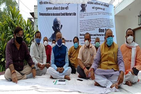 कोरोना वारियर्स को बिना भेदभाव के जल्द मुआवजे की मांग को लेकर पूर्व केंद्रीय मंत्री विजय गोयल ने उपवास रखा.