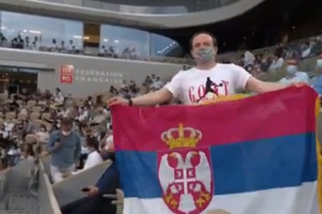 मैच के दौरान दर्शक जोकोविच के समर्थन में सर्बिया का झंडा लहराते हुए. (Video Grab/Twitter)