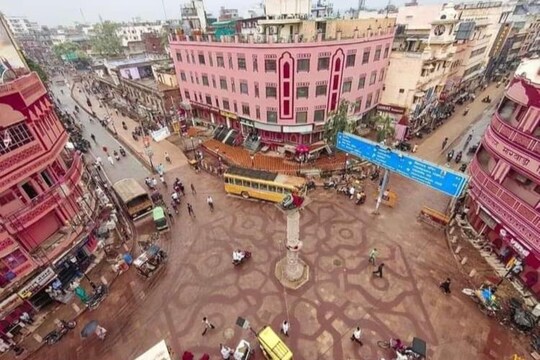 विश्वनाथ मंदिर के आसपास के इलाके का स्वरूप पूरी तरह से बदला जा रहा है. 