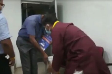 रीवा में शिकायत लेकर बिजली कार्यालय पहुंचे BJP MLA ने कर्मचारी के पैर छू लिये, फिर धरने पर बैठ गए.