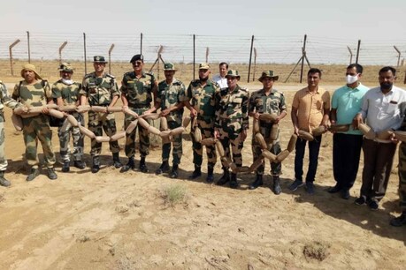 बीएसएफ डीआईजी पुष्पेंद्र सिंह ने बताया की बीएसएफ के पास पहले से इस क्षेत्र का इनपुट था. लिहाजा इस पर सभी लोग अलर्ट थे.