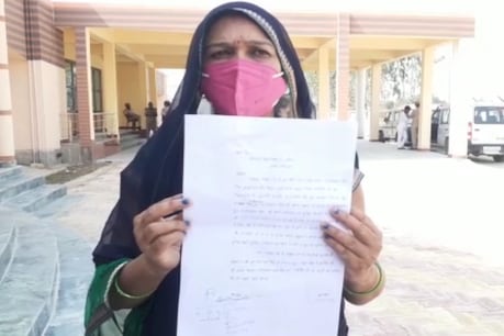 UP: चंदौली में डॉक्टर किडनैपिंग केस में मुख्य अभियुक्त आकाश की मां ने डीएम से गुहार लगाई है.
