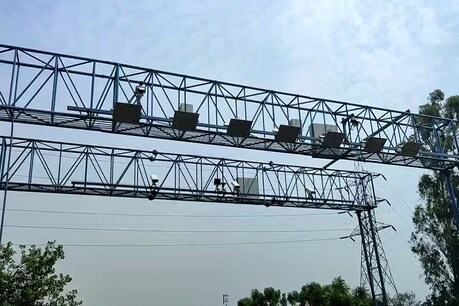 ट्रैफिक नियमों (Traffic Rules) का उल्लंघन जैसे ओवरस्पीडिंग (Overspeeding), रॉन्ग साइड गाड़ी चलाने पर बिना सूचना के ही चालान आपके घर पहुंच जाएगा.