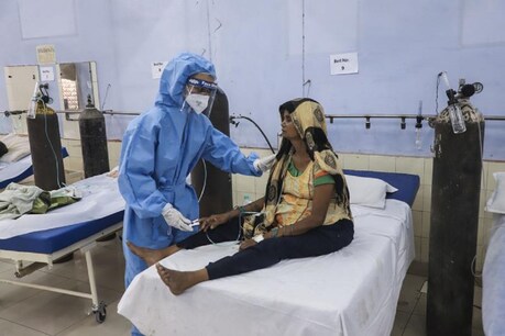 देश में कोरोना की रफ्तार हो रही धीमी, एक दिन में 1,00,636 नए केस पाए गए हैं. (AP Photo/Amit Sharma)