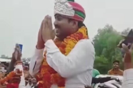 विजय जुलूस में जिला पंचायत सदस्य धर्मेंद्र यादव.