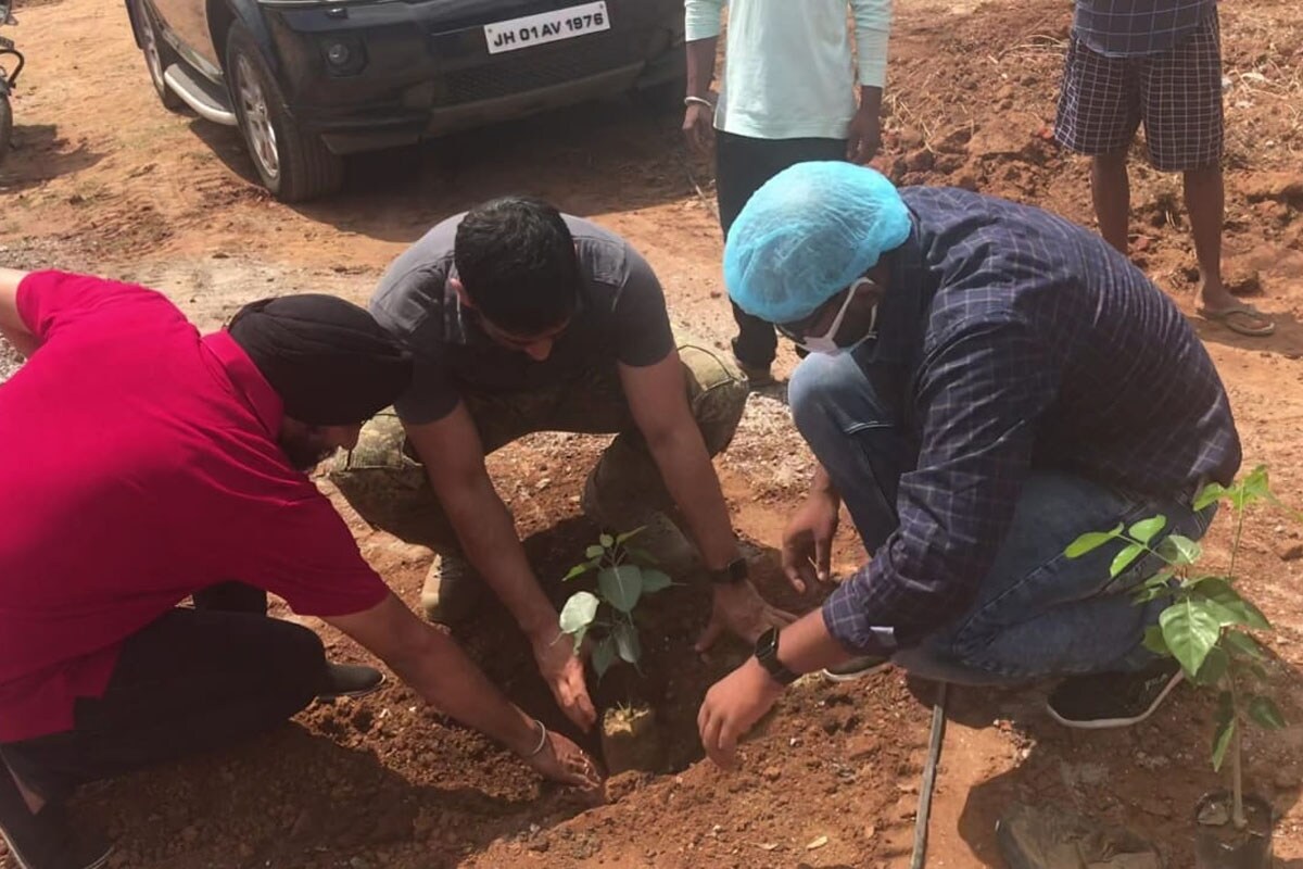अपने फार्महाउस में पीपल का पौधा लगाते धोनी