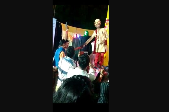 प्रतापगढ़ या सूबे में पहले ऐसा दृश्य होगा ये जब कोई दुल्हन इतनी आसानी से रिवाल्वर से हर्ष फायरिंग कर रही है.