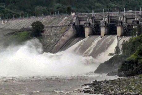 मंडी के पंडोह डैम के गेट खोले गए हैं.