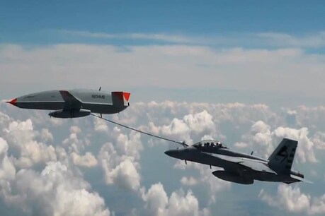 हवा में ही विमान में ड्रोन ने इंधन भरा. (Photo Credit- Twitter/US Navy)