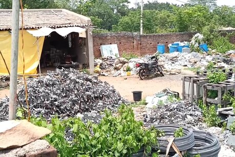 ठेकेदारों ने कंपनी के तहत बिजली का काम किया था.