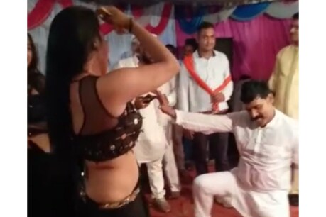 गोरखपुर में सपा नेता ने कोरोना प्रोटोकाल की धज्जियां उड़ाईं, स्टेज पर चढ़कर बार बालाओं के साथ किया डांस.