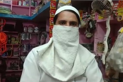 अपने हार्डवेयर की दुकान पर गुलजार अहमद, जिन्होंने पुलिस पर लगाया है फंसाने की कोशिश का आरोप. अपने हार्डवेयर की दुकान पर गुलजार अहमद, जिन्होंने पुलिस पर लगाया है फंसाने की कोशिश का आरोप.