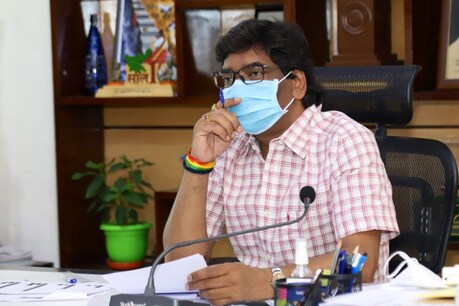 हेमंत सरकार ने शराब की थोक बिक्री को निजी हाथों में सौंपने का फैसला लिया है.