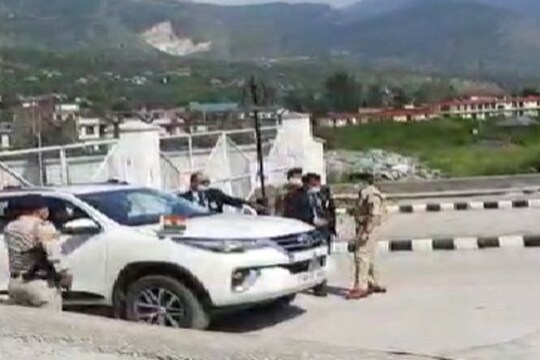 दो पुलिस अधिकारियों के भिड़ने के मामले में बड़ी कार्रवाई की गई है. 