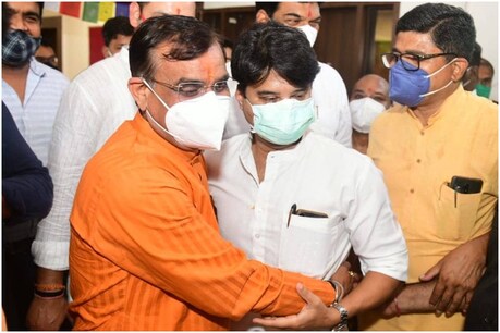 ज्योतिरादित्य सिंधिया ने भोपाल दौरे पर भाजपा प्रदेश अध्यक्ष वीडी शर्मा से भी मुलाकात की.