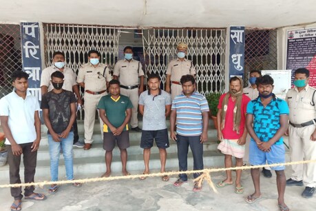 पुलिस गिरफ्त में आरोपी.