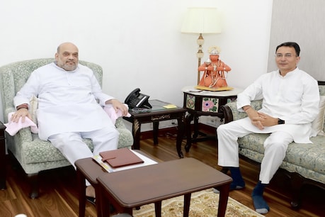 बीजेपी ज्वाइन करने के दौरान गृह मंत्री अमित शाह के साथ जितिन प्रसाद