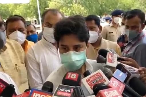 केंद्रीय मंत्री ज्योतिरादित्य सिंधिया की आशीर्वाद यात्रा पर कांग्रेस ने सवाल खड़े किए हैं. (File)