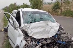 PHOTOS: कुरुक्षेत्र में सड़क किनारे खड़े कैंटर में घुसी कार; 2 दोस्तों की मौत, 1 की हालत गंभीर