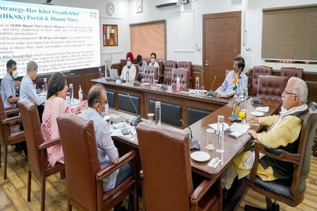 बैठक में अधिकारियों से विचार-विमर्श करते सीएम मनोहर लाल खट्टर